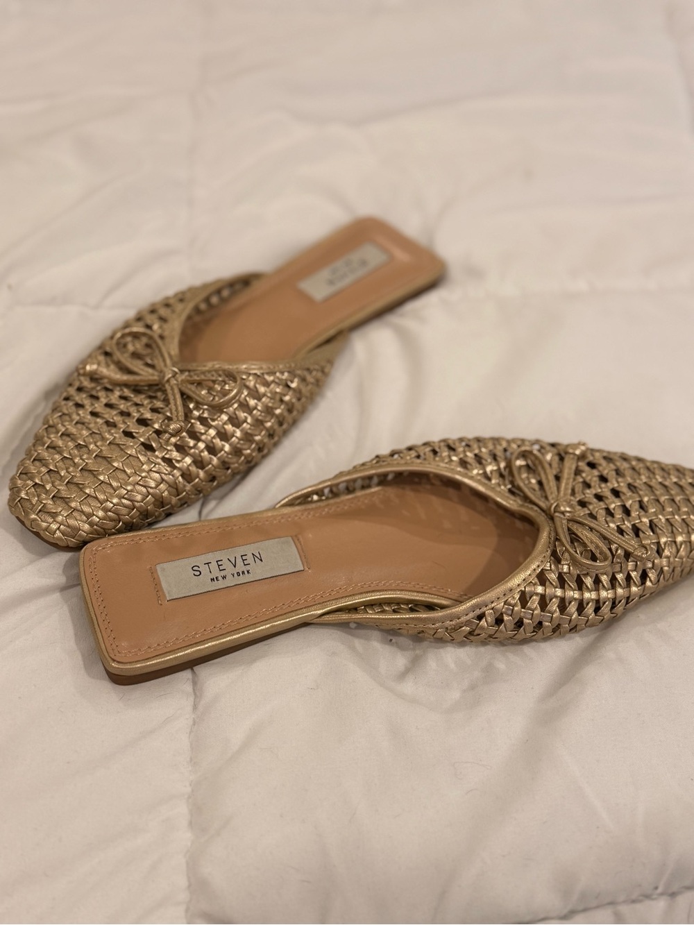 STEVE MADDEN  Metallic Gold Woven Bow Slide Mules